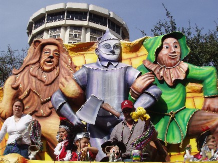 Side view of 'Wizard of Oz' float